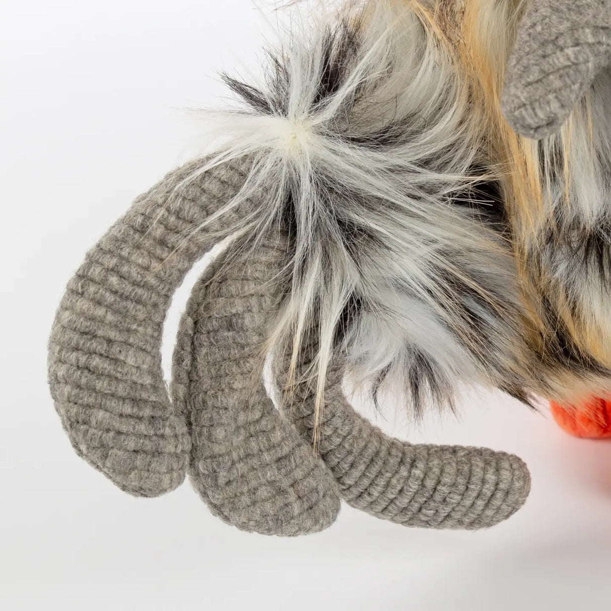 Close-up of textured tail feathers of the plush Chicken Tour de Poule from sigikid KiKeRiKis collection.