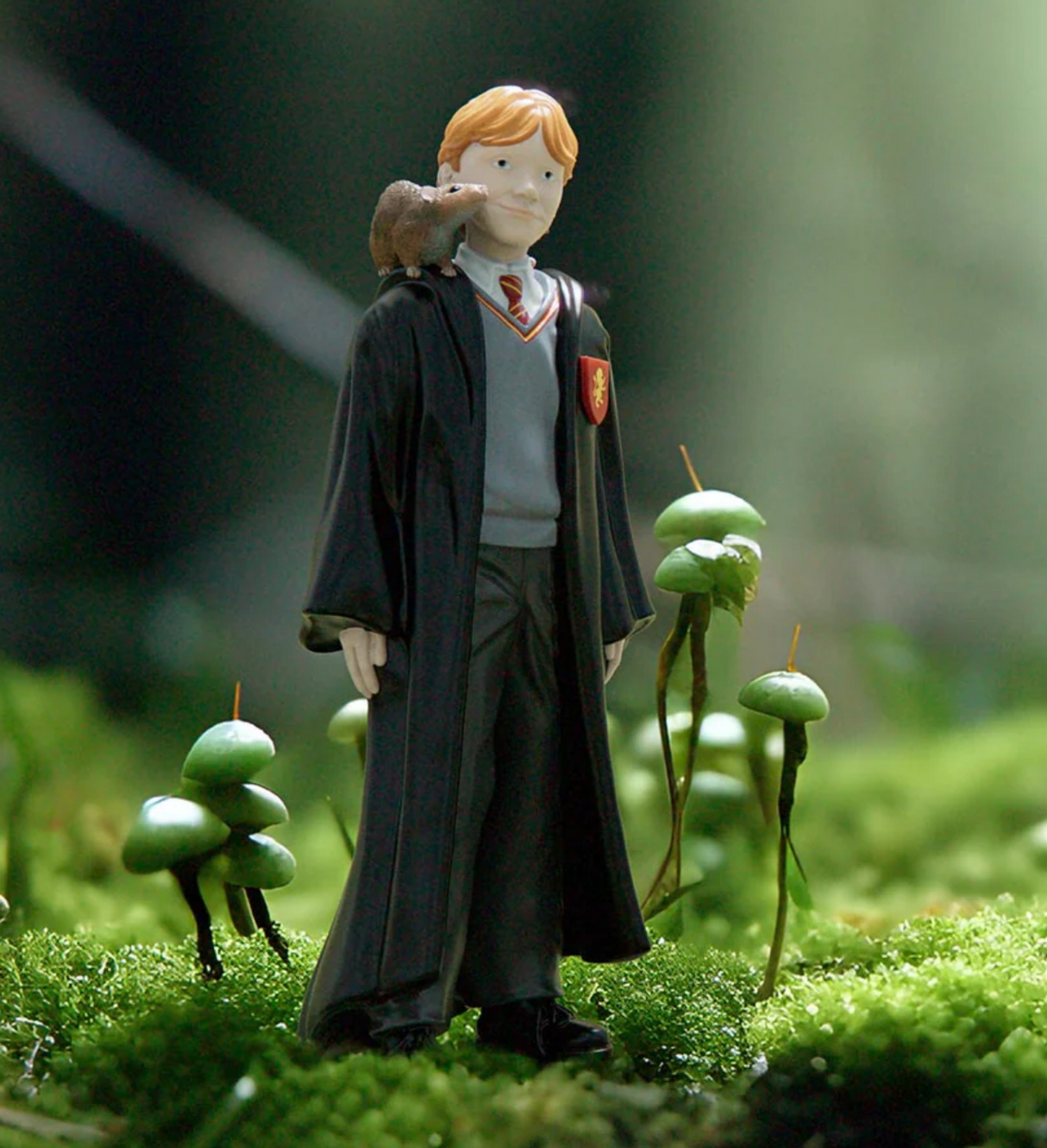HP Ron & Scabbers figurine standing on moss with Scabbers on his shoulder, suitable for age 6+ fans.