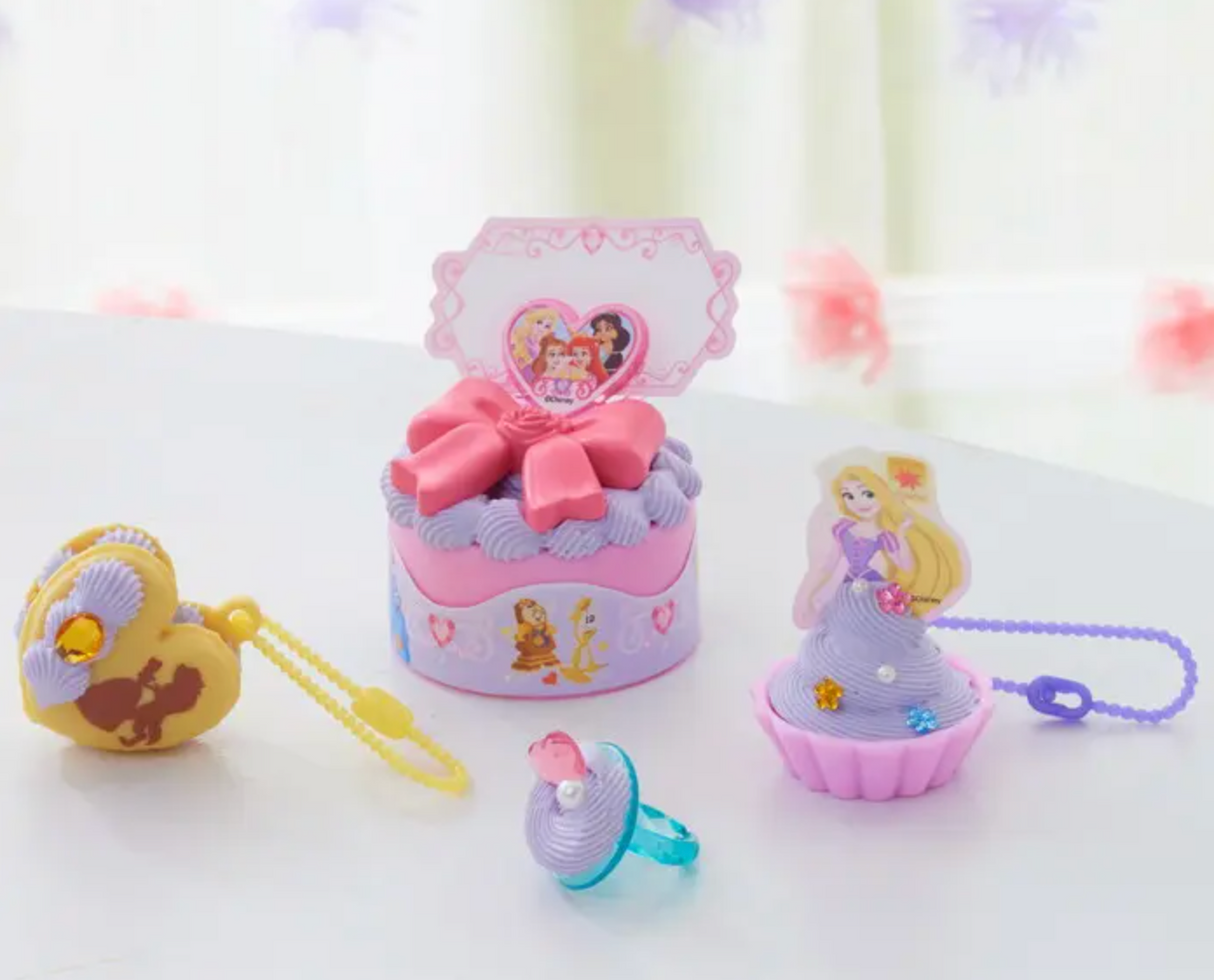 Pati-School Disney Princess Kit with pastel crafts including a ring, keychain, and decorated bases for kids' creative fun.