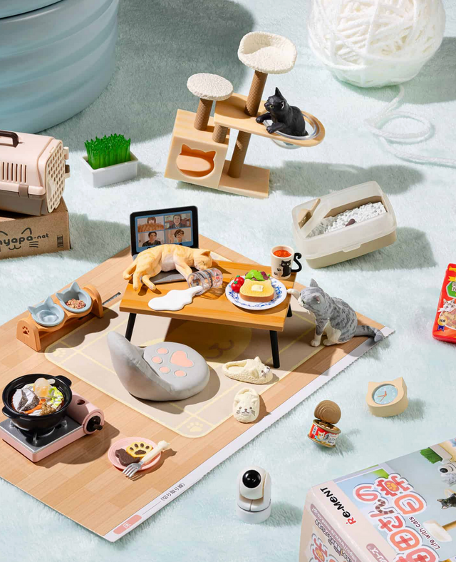 Re-Ment | Life with Cats Blind Box miniature diorama featuring cats, cat tower, food, litter box, and cozy home scene.
