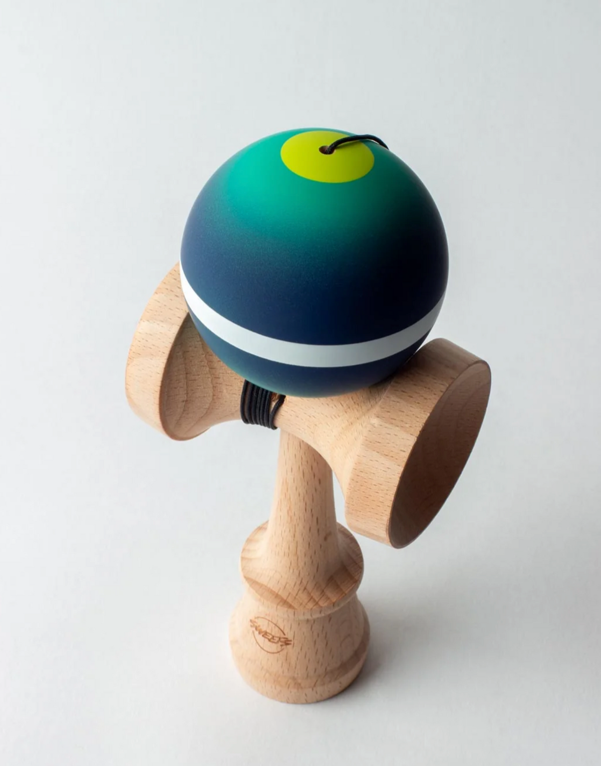 Kendama Horizon Fade | Lizard colorful wooden kendama toy with blue green ball and natural wood handle