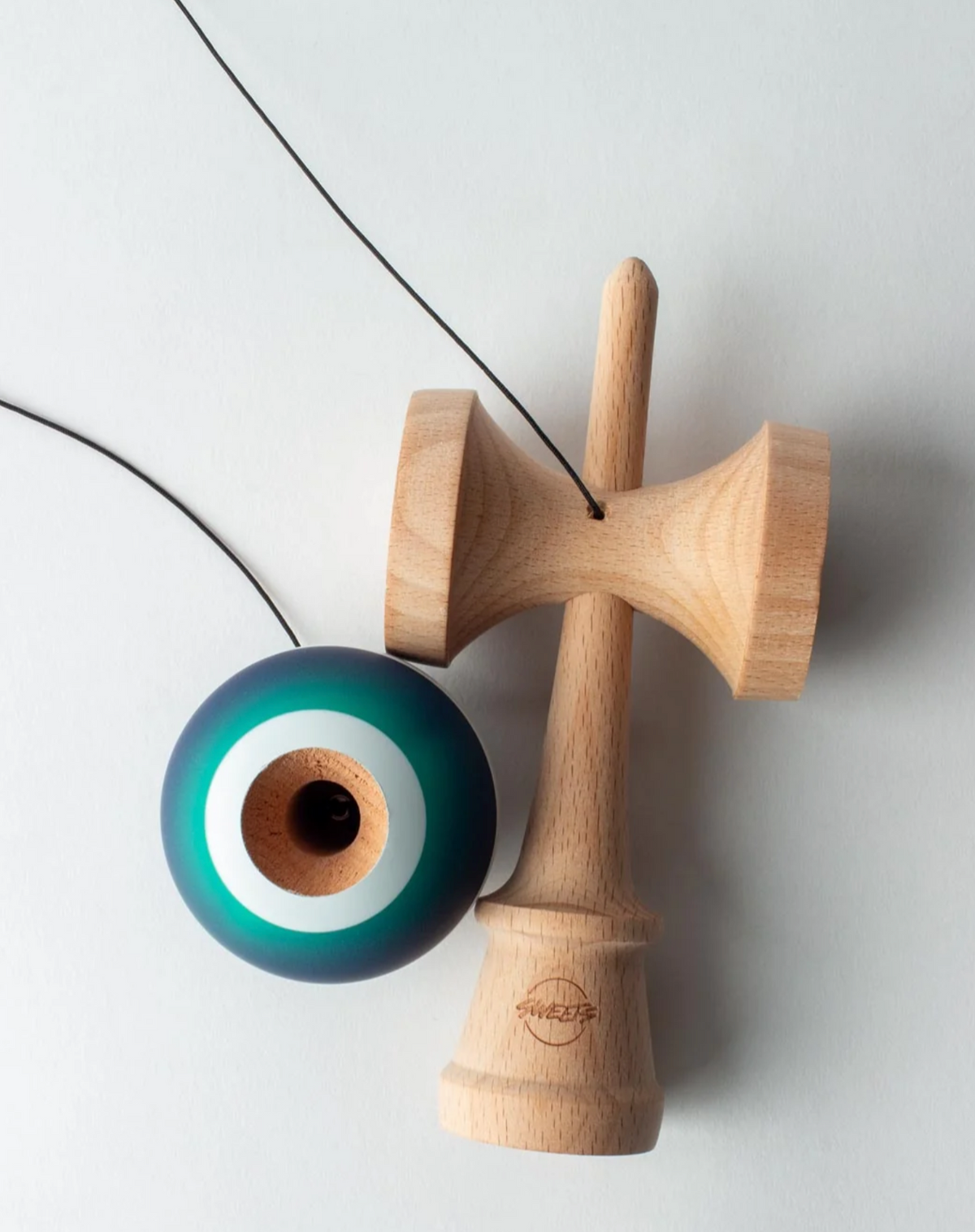 Kendama Horizon Fade | Lizard wooden skill toy with teal ball and natural wood handle