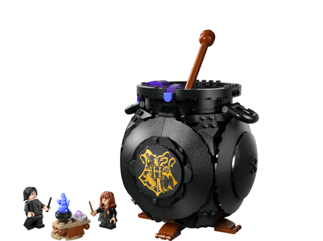 Black cauldron with Hogwarts crest and stirring stick, accompanied by two wizard mini-figures and potion table scene