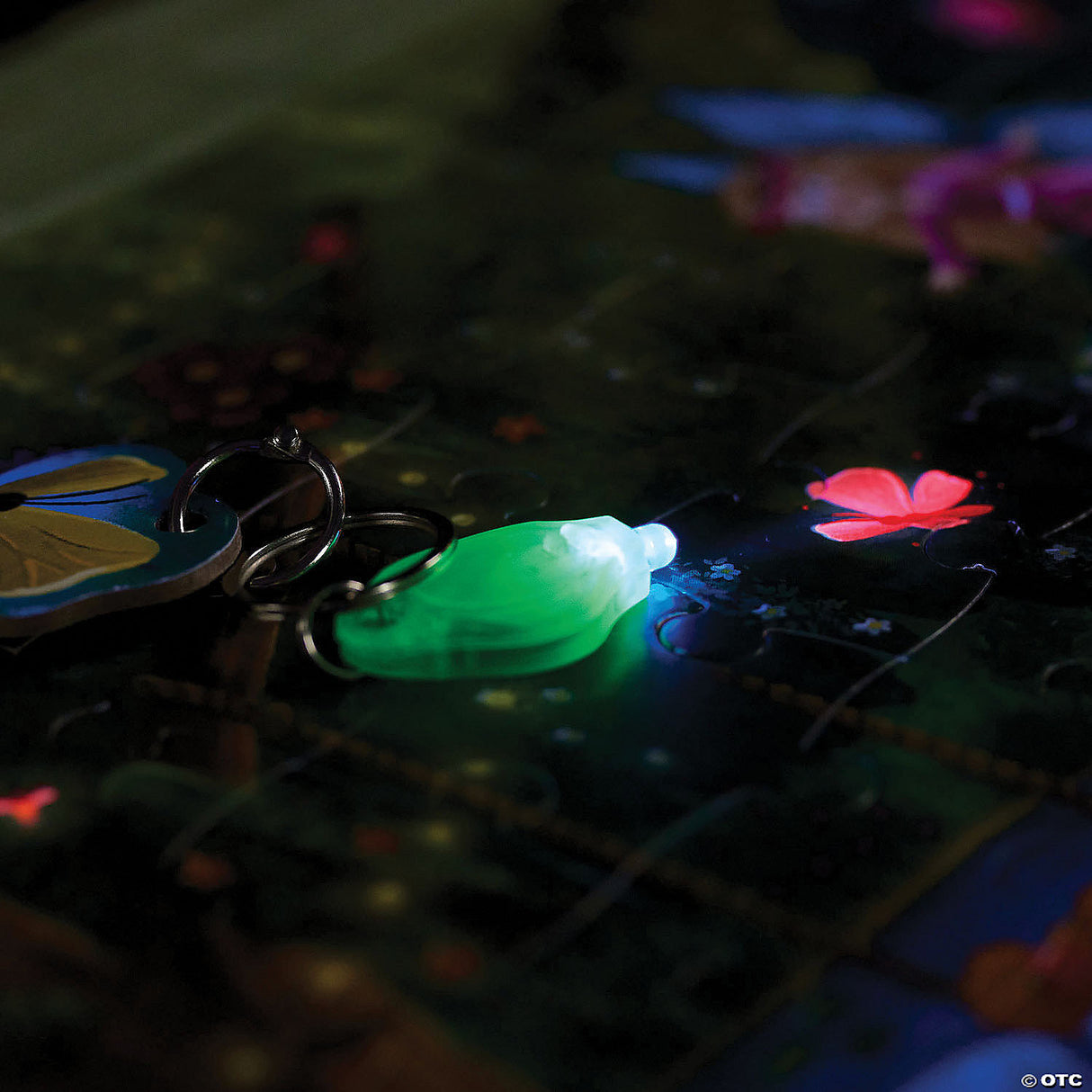 PZ 100pc Seek&Find Fairies puzzle reveal light glowing on hidden objects during a nighttime search adventure.
