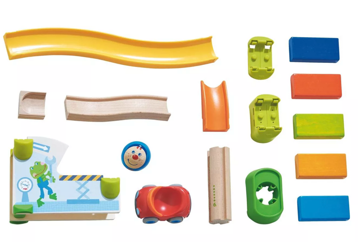 Kullerbu Jump into Car set with colorful ramps, connectors, red car, Bert Boomer figure, and mechanics lift ball drop for kids.