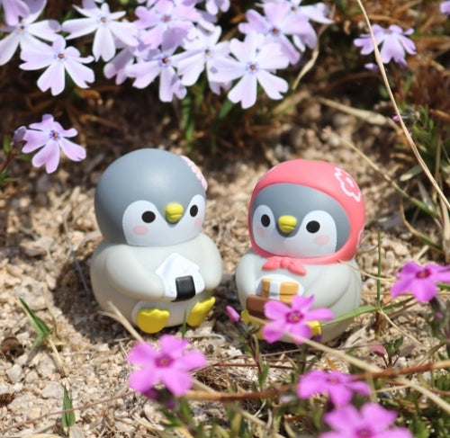 Shushupeng Go On A Picnic Blind Box featuring two penguin figures among flowers
