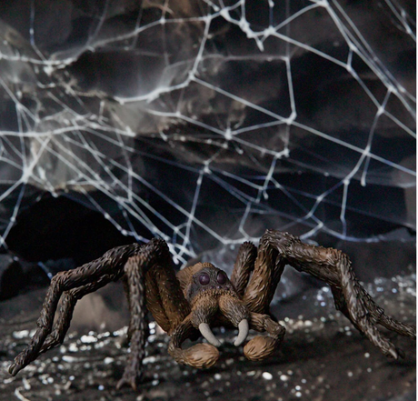 Close-up of the HP Aragog spider figure with eight eyes, detailed legs, and web background, suitable for age 6+.