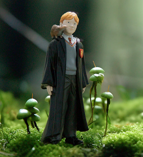 HP Ron & Scabbers figurine standing on moss with Scabbers on his shoulder, suitable for age 6+ fans.