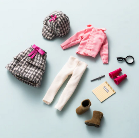 Lottie Mystery Solver Outfit with houndstooth cape, hat, pink top, cream trousers, boots, and detective accessories.