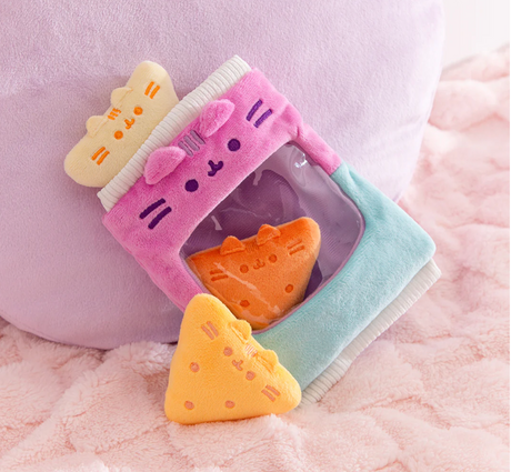 Pusheen Gamer: Chips plush featuring a pink-and-blue tortilla chip bag with removable orange chip plush toys.