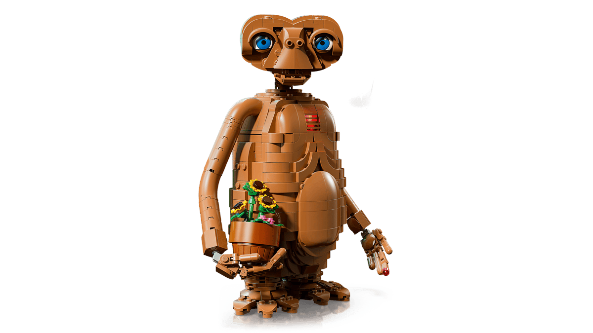 Ideas E.T. the Extra-Terrestrial model featuring E.T. holding a small plant