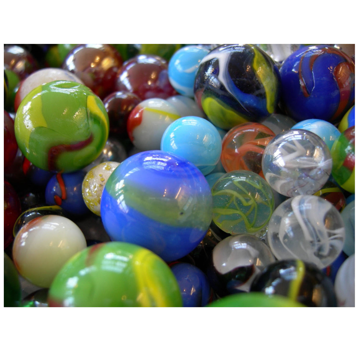 Marble Small colorful assorted glass marbles in various sizes and patterns, perfect for collection or play, 14-16 mm each.